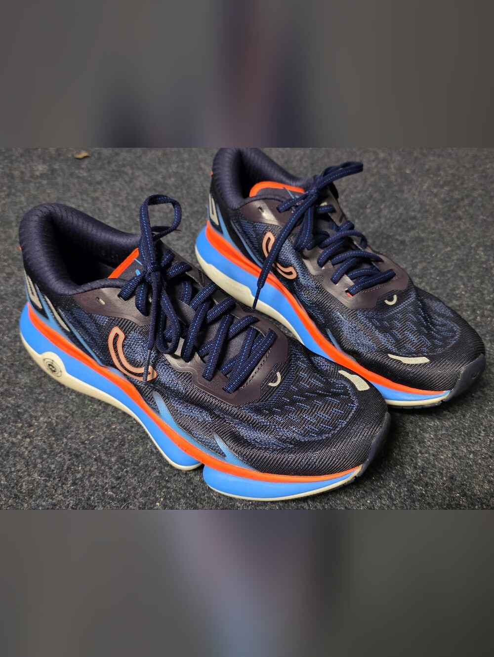 True Motion U-TECH Vichara Men's Size 8.5/Women's 10, Running Shoes